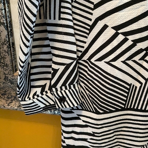 Lavand. Black and White Mitty Dress - Picture 4 of 6